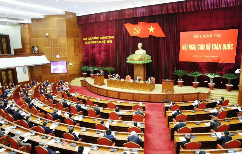 Co gai tre chon vay dam cuoi tu tin toa sang, tao dang chuyen nghiep
